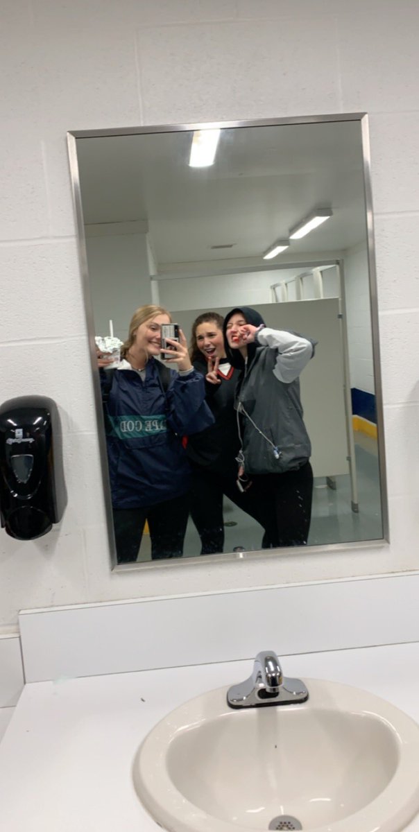 mbochenekk's tweet photo. hbd to my BAE🤞🏻😫👅 i love u and miss suffering through volleyball AND track with you 😙😙 hope today is the best!! @Jadepeace5 https://t.co/oUNr5zYEqn