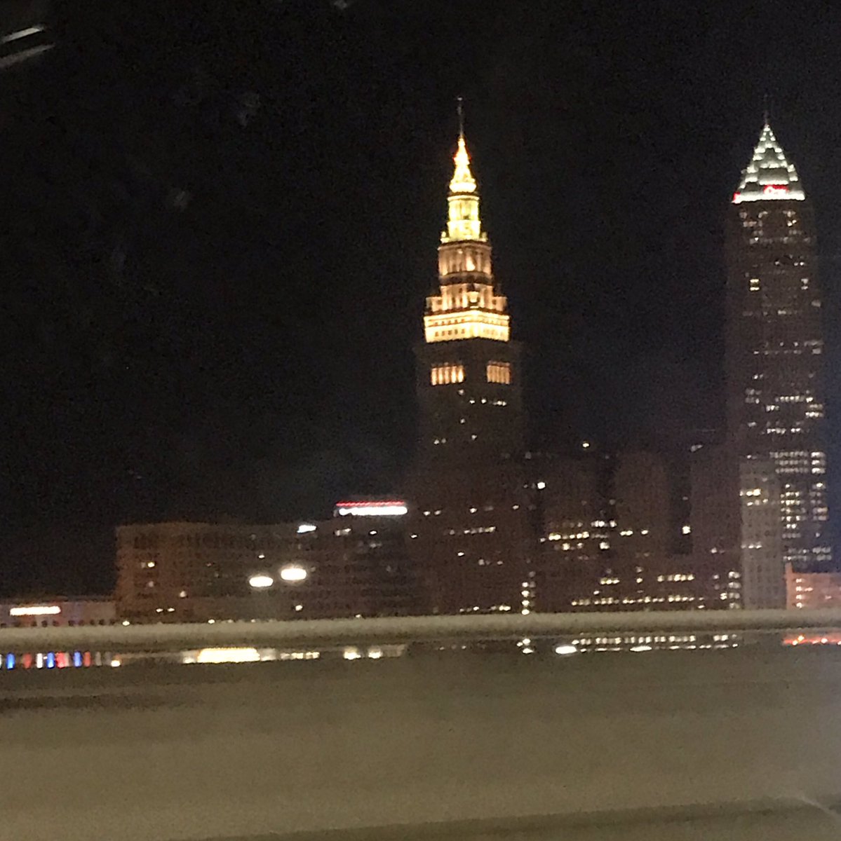 relaubacher's tweet photo. Caught a glimpse of this guy on my way home tonight! Thanks so much @TowerLightsCLE for honoring our #sarcoma patients! It is truly a gift to be working with them everyday @ClevelandClinic #SarcomaAwarenessMonth #SarcomaSucks 🎗💛🌻 https://t.co/jDfUbX54QG