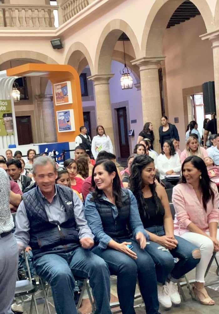 AleGutierrez_mx's tweet photo. Los chavos de León son echados para adelante, les gusta prepararse y salir adelante por sus propios méritos; felicito al #ProgramaLobo del @municipio_leon por apoyarlos a terminar su primaria y secundaria.
Mi reconocimiento a la labor que realiza @SoyINAEBA. 
#NuncaesTarde https://t.co/bixl6DEh4j