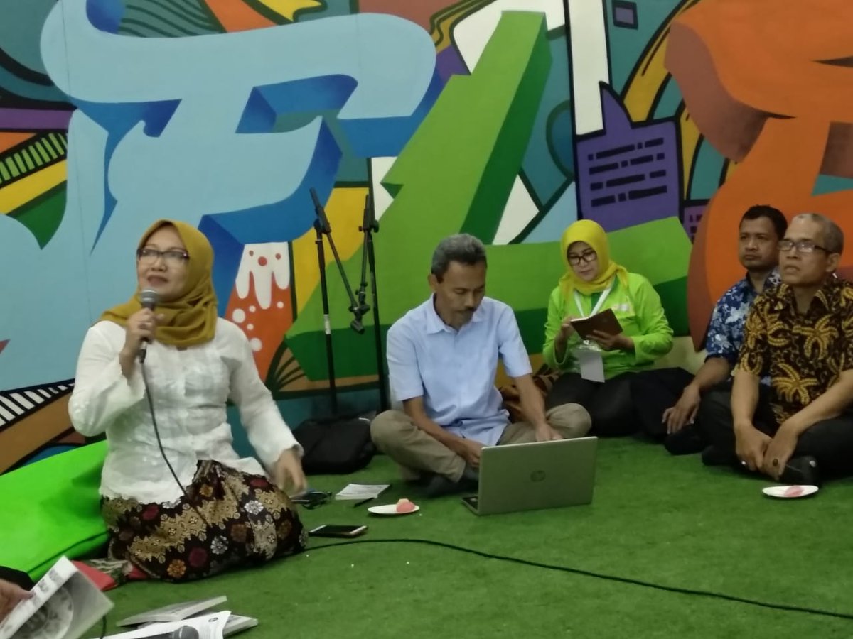 AlumniPPMI's tweet photo. "Kenapa orang Indonesia kalau sudah makan gethuk, merasa kenyang tapi kok masih pengen nasi lagi?"
#nusantaradalampiringku https://t.co/acDiAu5VWr
