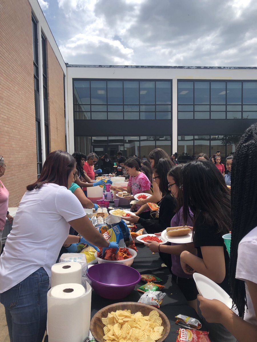 PrincipalEwing's tweet photo. The South Garland Early College High School is proud of the amazing family support! #ColonelCulture @Vsan22Victoria @sgechs @SGHS_Colonels @OBanion_Bisons @SHMS_Colts @CCBMS_Braves @rlopez42 @jsolis62 @wells_jovan @MMidaM @RayRrmerril @jsharwel @gisdmagnets https://t.co/8ouukeaLV4