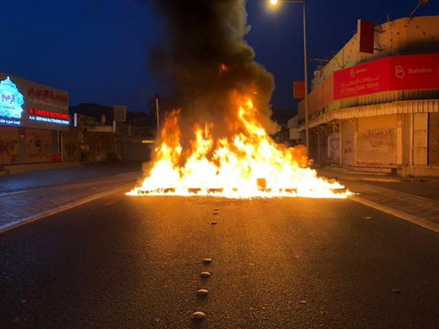 LuaLuaTV's tweet photo. متظاهرون بمنطقة #المالكية يرفعون أعمدة الدخان مع ساعات الصباح الأولى احتجاجًا على أحكام الإعدام
#البحرين #كلا_للإعدام #Bahrain https://t.co/uth9hLwq2v