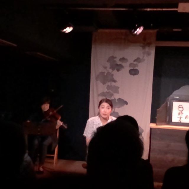 cleo_studio's tweet photo. CLEOスタジオで、女優吉田直子の朗読一人芝居やってます〜‼︎井上ひさしの［父と暮らせば］明日までです。バイオリンもいいねー‼︎ https://t.co/NF6D3wSKnw https://t.co/XUv0Q2gNib