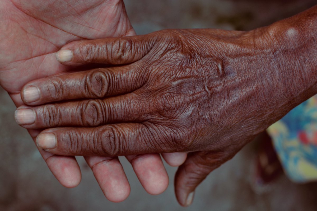 _mwesley's tweet photo. Hoje é dia dos avós e eu fotografei minha vó, essa foi minha homenagem a minha nega véia.

Resgate e Ancestralidade. 

70 anos. 👵🏿🖤📸 https://t.co/WSa306yRva