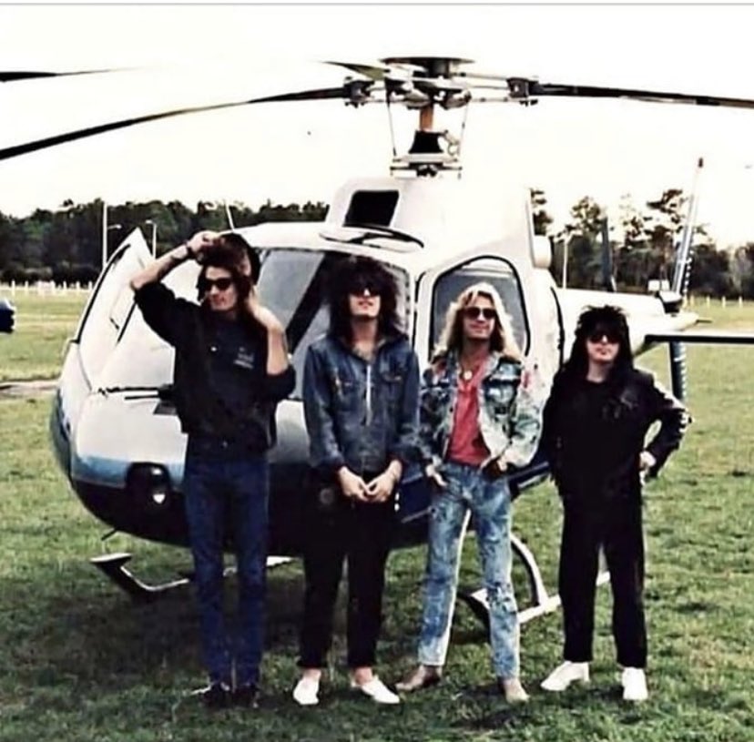 MotleyCrue's tweet photo. Friday night and I need a flight #Mötleycrüe https://t.co/TRcBF0jpxZ