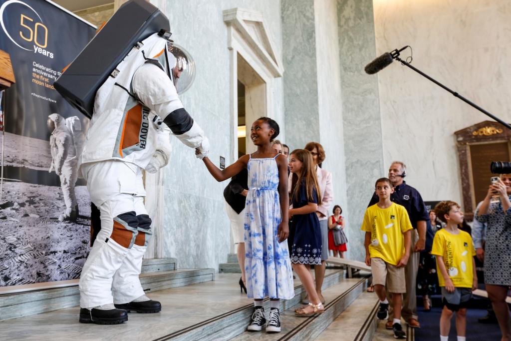 RTX_Policy's tweet photo. Let's recap what happened this week, shall we?
1๏ธโฃ Brought not 1, not 2, but 3โผ๏ธ spacesuits to the Hillโ
2๏ธโฃ Met w/ MoCs to share the exciting new ๐ฉโ๐ prototype @CollinsAero has put together w/ @ILCDoverโ
3๏ธโฃ Had a ton of fun ๐คโ
#StepIntoOurSpace was ๐ฏ. Happy weekend everyone! https://t.co/woCtCCwgKw