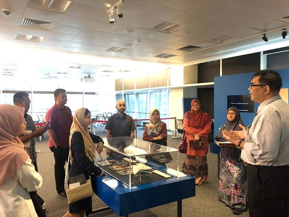 USIMLibrary's tweet photo. 'Impressed'
Keterujaan
Ketika menceritakan kembali pengalaman sepanjang Lawatan Penandaarasan Sistem Akses Terbuka USIM.
Diharapkan hasrat untuk melaksanakan misi akses terbuka tercapai.
InsyaAllah.
DOAkan KAMI
#nus #ntu #nlb #benchmarkingvisit https://t.co/8jShfqE8Ro