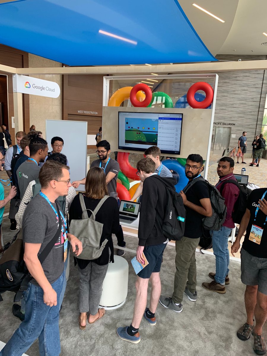 golang's tweet image. We’re wrapping up another eventful day the best way we know how - with the company of our fellow #GopherFriends. Join us for the exhibitors’ happy hour from 5-6! #gophercon
