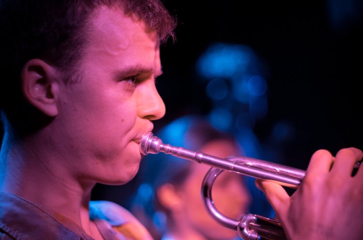 KGhornstars's tweet image. 🎵 It’s time to meet the band, King Groovy &amp;amp; the Hornstars. 🎶 This is Joe! 🎵
Joe plays: trumpet &amp;amp; flugelhorn 🎺 
Joe likes: cycling
Joe doesn't like: meaningless jargon
#jazz #meettheband #technicallyperfect #jazzer #trumpet #flugelhorn #flugel #jazzsolo