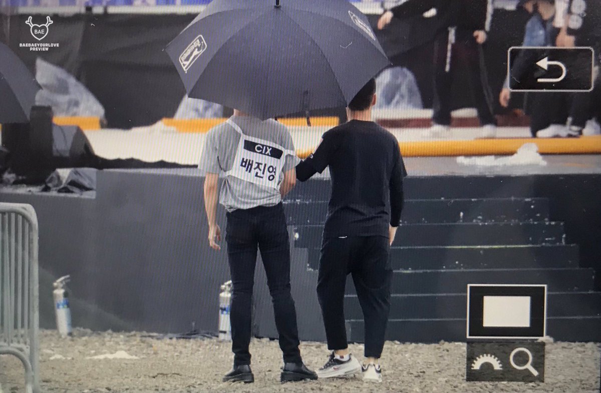 ethrsangwon's tweet photo. as soon as Jinyoung get off the stage, Jihoon started his rehearsal so Jinyoung run to watch his hyung even in the rain.. winkdeep 💕 https://t.co/OdRDDSsiUx