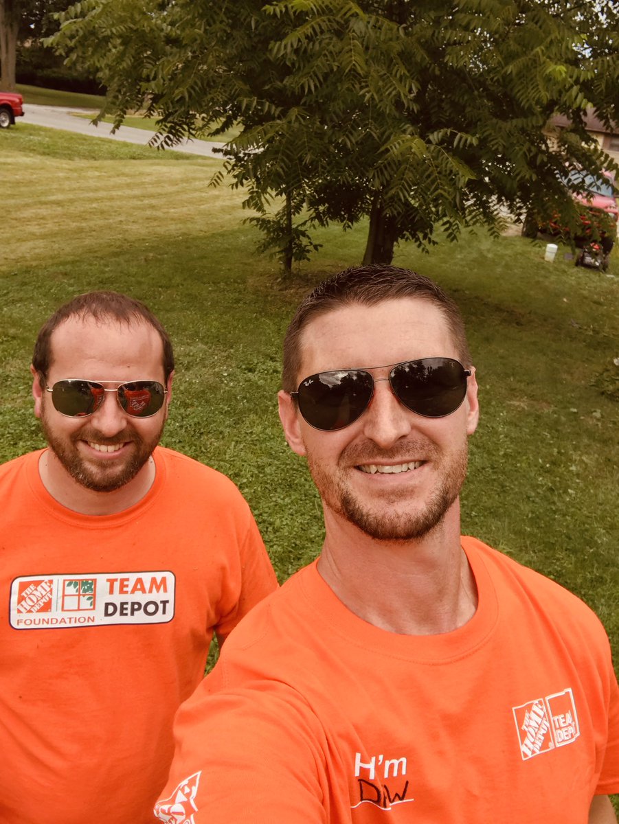 AndrewB71540413's tweet photo. Why do I work for the best company in the world!? Well, because we’re encouraged to get out and help our community. Tonight after work Matt and I came to a customers house that is disabled and unable to mow/trim. Once we finished, I donated my mower for future use 😁 thanks Matt https://t.co/fbLdigzbbU