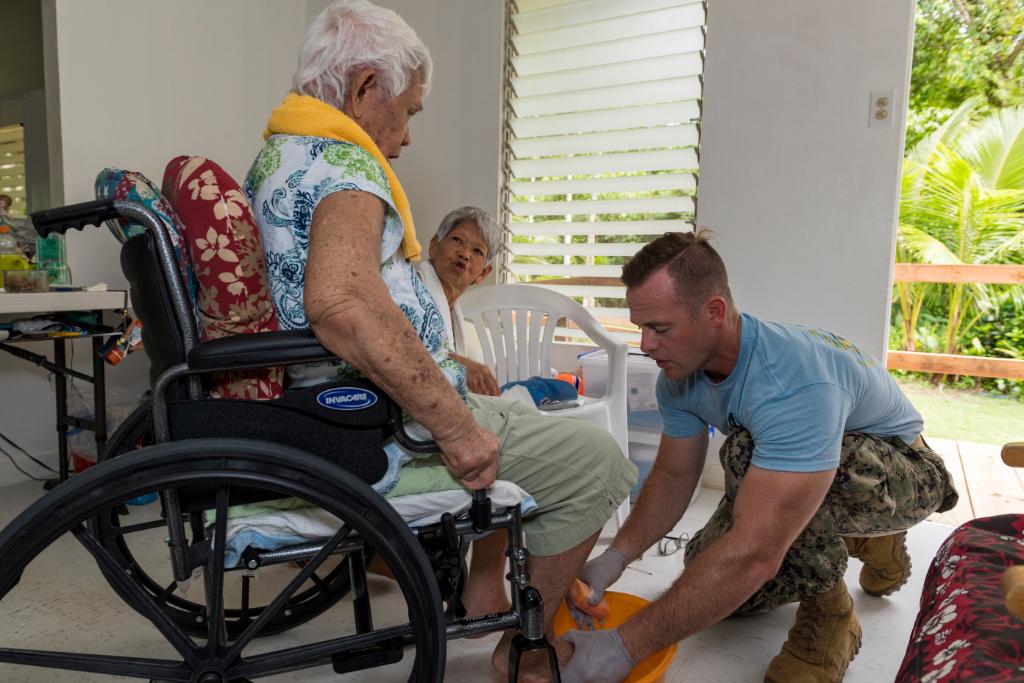 USNavy's tweet photo. #USNavy photos of the day: A Sailor swims toward a civilian in distress, a physician examines a patient in #Angaur, #USSForrestSherman conducts live-fire exercise and a Sailor stands watch aboard #USSKearsarge.
ℹ️info and ⬇️download: https://t.co/lFMlxZf3lU https://t.co/beCjYRJl5a