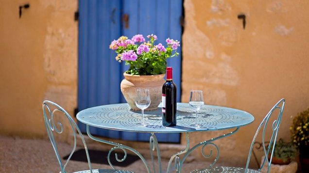 CorkExclusive's tweet photo. French fancy: 7 of the country’s most iconic #wines from some of our favourite holiday destinations https://t.co/l6KVzOWUhO https://t.co/bDIyo2qa0S