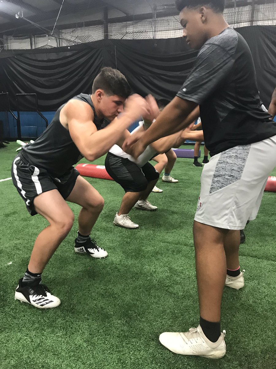 LinebackerCamps's tweet photo. Big Alumni weekend at the Last Linebacker University training season! @nxtoneup @_34NaTiOn @HunterWeimer https://t.co/dGbxi8QoGy