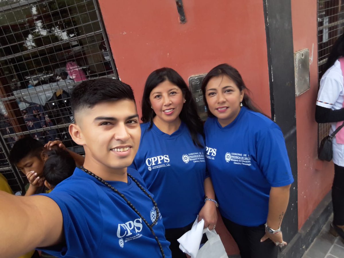 Valegu1985's tweet photo. #EducadoresATR #SomosCAI16 #EscuelaLapachoUno #TARTAGAL 
Preparativos para participación en el Desfile Cívico. @fguillesaavedra @patriciapinasco @artydance23 @AlancayDel @romyalancay @MariteLescano @Jesusig94 https://t.co/RoVXYHnlMa
