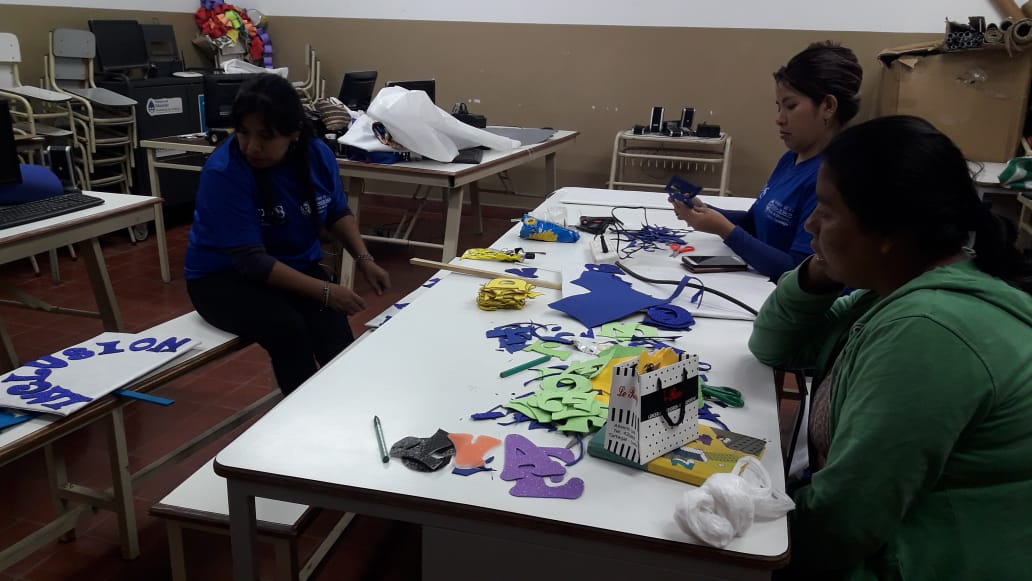 Valegu1985's tweet photo. #EducadoresATR #SomosCAI16 #EscuelaLapachoUno #TARTAGAL 
Preparativos para participación en el Desfile Cívico. @fguillesaavedra @patriciapinasco @artydance23 @AlancayDel @romyalancay @MariteLescano @Jesusig94 https://t.co/RoVXYHnlMa