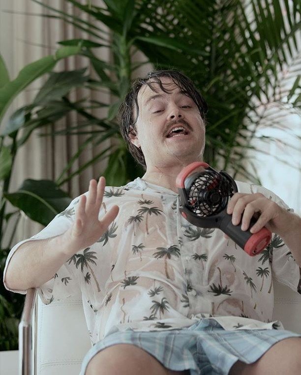 CrownAceLocal's tweet photo. Meet Jerry. Either he fell in the pool with all his clothes on or has some seriously overactive sweat glands. Regardless, the new #DuracellOptimum batteries in his handheld fan will dry him off in no time. @Duracell now with extra life and extra power ava… https://t.co/NhW99hU5LD
