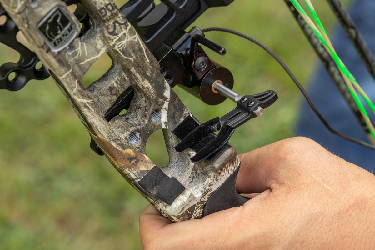 trophyridge's tweet photo. The all-new Trophy Ridge Sync arrow rest moves with your bow and arrow. Its removable full containment arm ensures your bow is ready at the perfect moment.⁣⁣

#trophyridge #toolsbowhunterstrust #reacttechnology #backedbyreact #bowhunting @beararcheryproducts #beararchery https://t.co/Z312jpZz3y