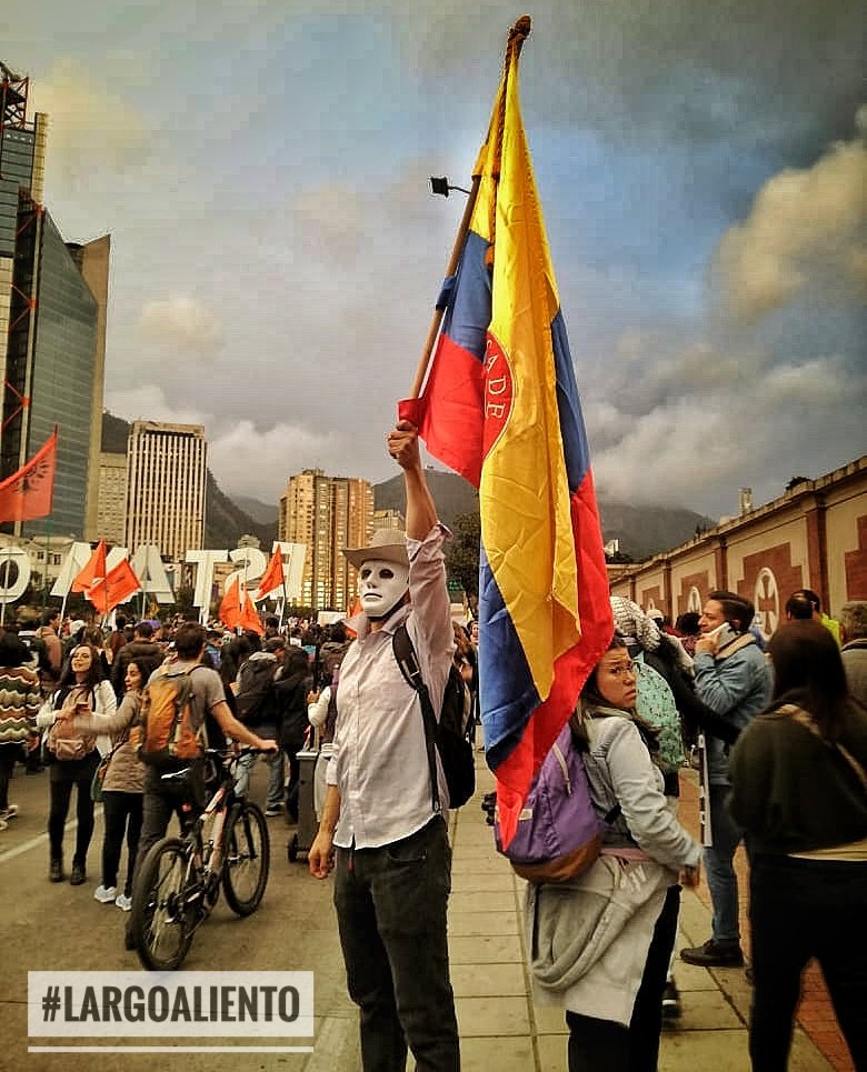 LargoAlientoCol's tweet photo. Música, teatro y danza, una mezcla perfecta para amenizar el camino hasta la Plaza. La esperanza mueve nuestros corazones y el espíritu de lucha renace mientras se ondea el 'tricolor' patrio. #26JulioMiGritoEs por una sociedad donde la opinión de todos sea escuchada y valorada. https://t.co/XZDp4iw3ZD