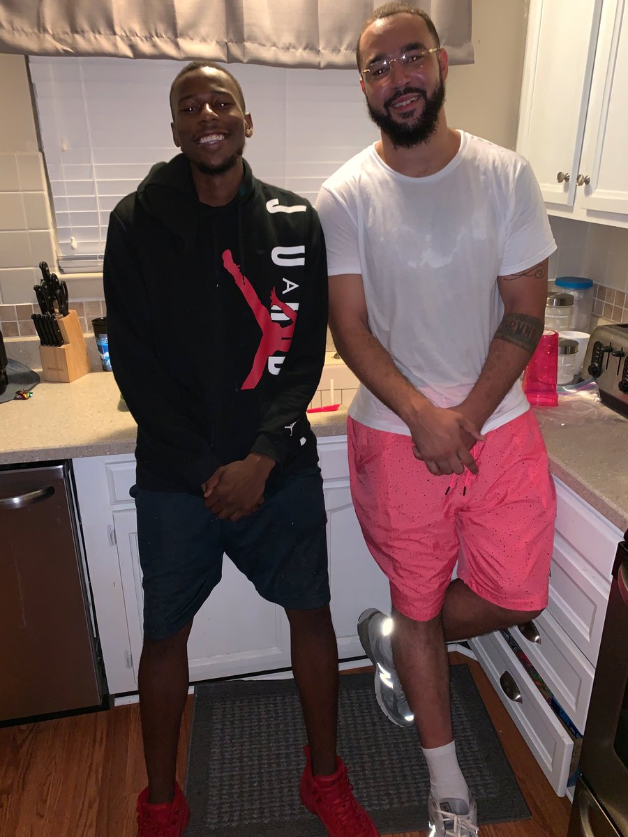 _Covel__'s tweet image. Only the fam. Ball out on these fools cuzzo &amp;amp; ima do the same. #BattlefordDr #AlvenaLn #Imnotshort #Bucky6feet9inches 😂