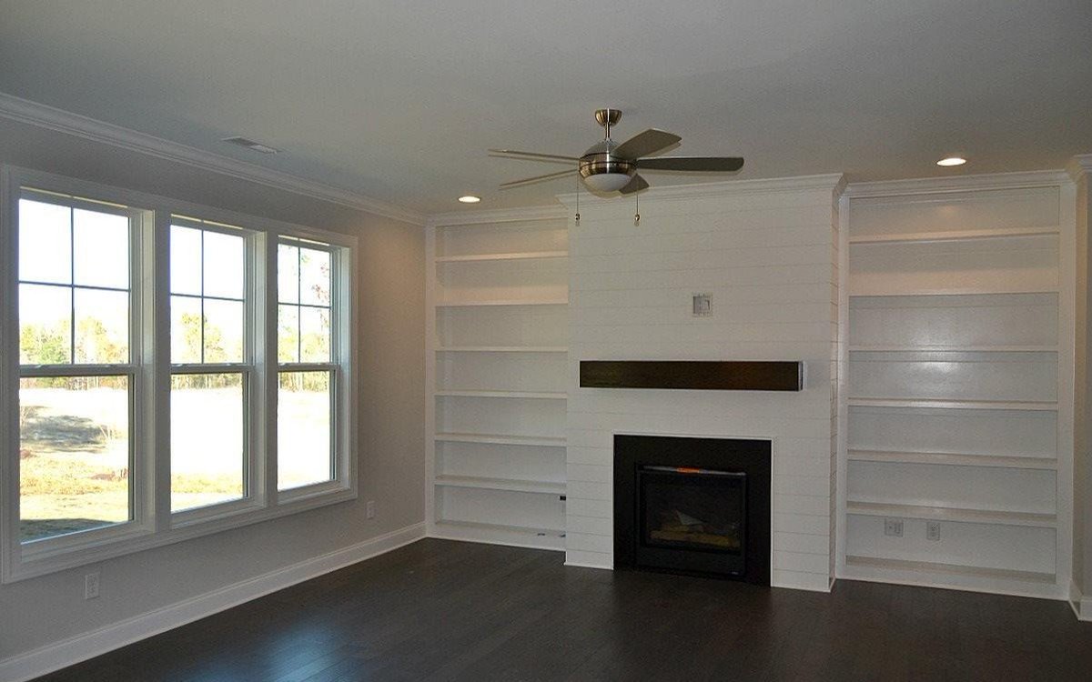 JordanBuiltNC's tweet photo. This 2019 Parade of Homes entry in Barrington features a gourmet kitchen with granite countertops, subway tile backsplash, stainless steel appliances and a walk-in pantry. The back covered patio is perfect for enjoying summertime in NC! 🏡
Learn more here: https://t.co/iiYAbVafBe https://t.co/popZtt3lTw
