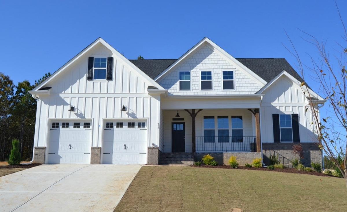 JordanBuiltNC's tweet photo. This 2019 Parade of Homes entry in Barrington features a gourmet kitchen with granite countertops, subway tile backsplash, stainless steel appliances and a walk-in pantry. The back covered patio is perfect for enjoying summertime in NC! 🏡
Learn more here: https://t.co/iiYAbVafBe https://t.co/popZtt3lTw