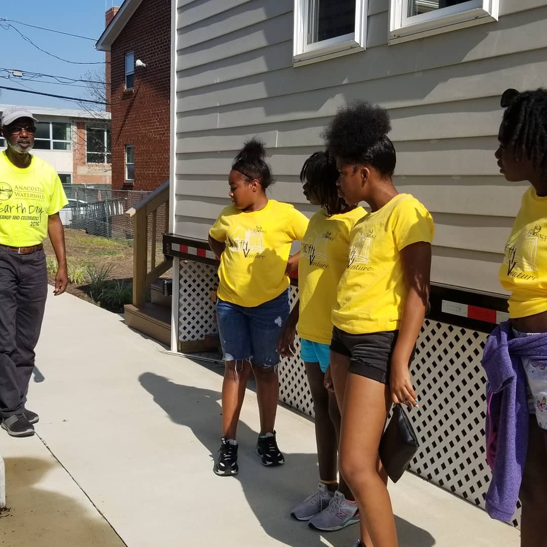LPhoenixes's tweet photo. We love tiny houses... especially when they're in our backyard and built by students!   
Thank you to @SkilledTradesDC Academy of Construction and Design for accommodating us! 

#ACAD #studentbuilt #tinyhouse #construction #design #architecture #ArchiVenture2019 https://t.co/TcnjsSVR7M