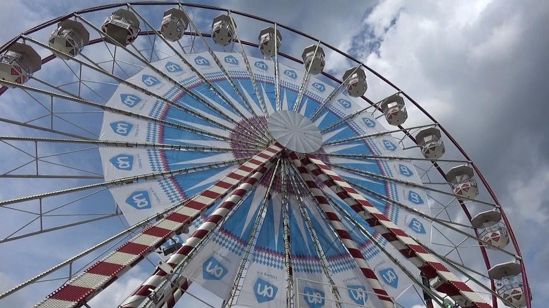 Gratis in het reuzenrad op de Tilburgse Kermis! 🎡 Zwieren &amp; Zwaaien geeft vrijkaartjes weg, klik hier voor alle info: facebook.com/ZwierenZwaaien… met dank aan @sanderoord <a href="/BadeendenRaces/">Badeendenrace Tilburg</a>  #Kermis #Tilburg #TilburgseKermis