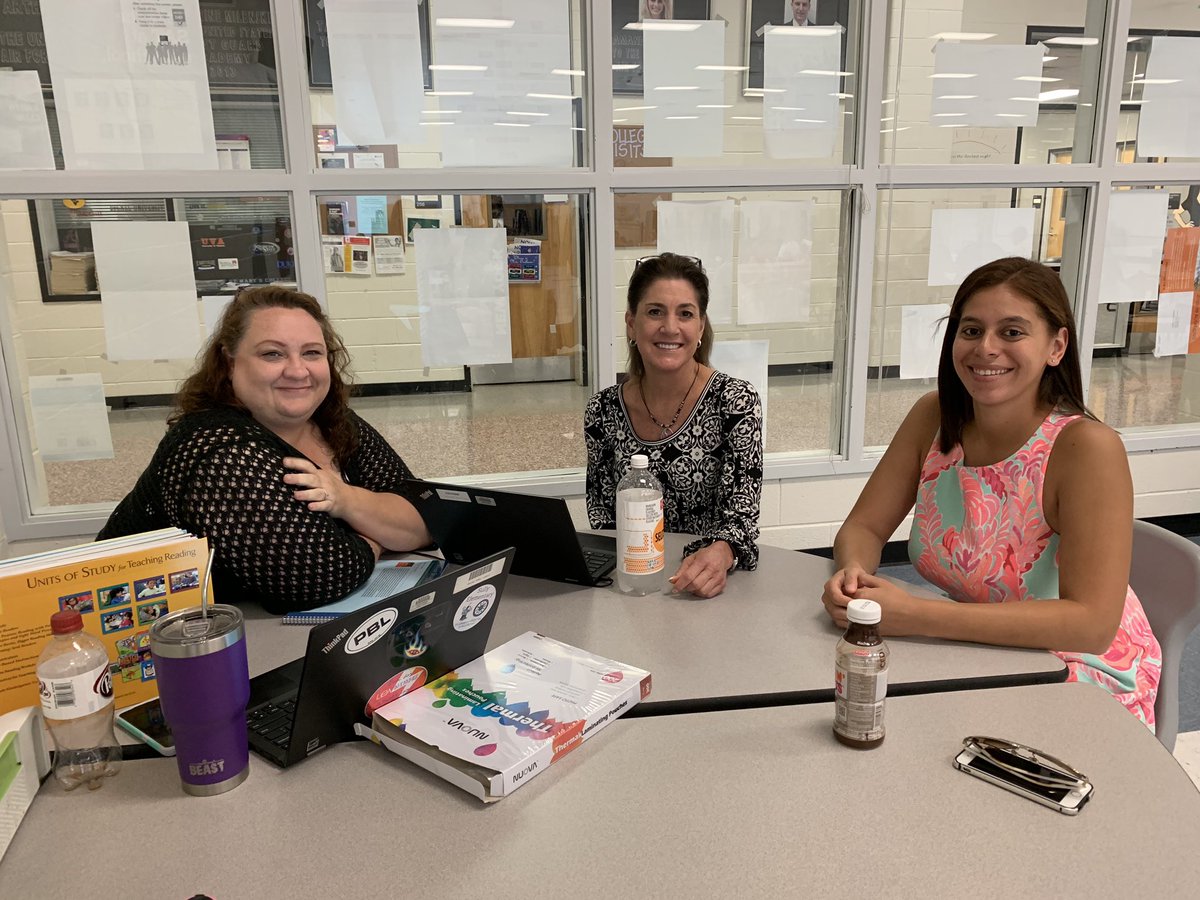 Baccus5's tweet photo. Wonderful day collaborating and working on projects for Reading Workshop Makerspace after a week filled with excellent   training from some inspirational educators!! Thank you!! @TCRWP @evihickman1 @UzmaAskari @CardinalRidgeES @ReadingCre https://t.co/UiwnZ3QoxH