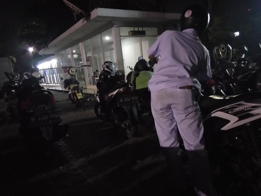 Fikryy_id's tweet photo. Do turu o kabeh kono. 
Aku tak kerjo wae ...
Ngelingi aku wes gedhe ra meh ngrepotne wong tuo meneh , malah nek iso kudu nyenengke wong tuo :v
#semangatpagi https://t.co/5gVA47M7uI
