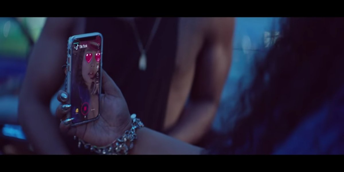 Jade61034460's tweet photo. @lizzo exposed herself, in "tempo" as a clip clop flip flop tik tok. https://t.co/KyVF09RQ3r