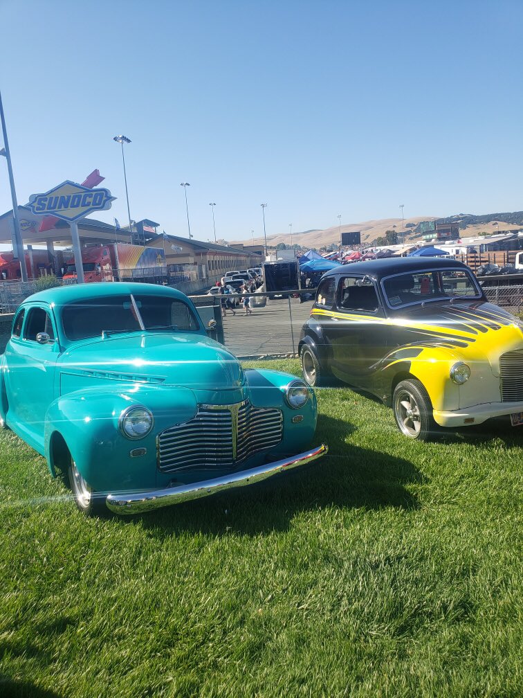 FairfieldPolice's tweet photo. @LtOviatt is giving out his autograph at @RaceSonoma Nationals Friday Night Lights! Bring the family down and see professional drag racing and an awesome car show. @FPD_LindsayP #TopTheCops
#needforspeed #ffpd via @FPD_IleaM https://t.co/RIf4srLjeC