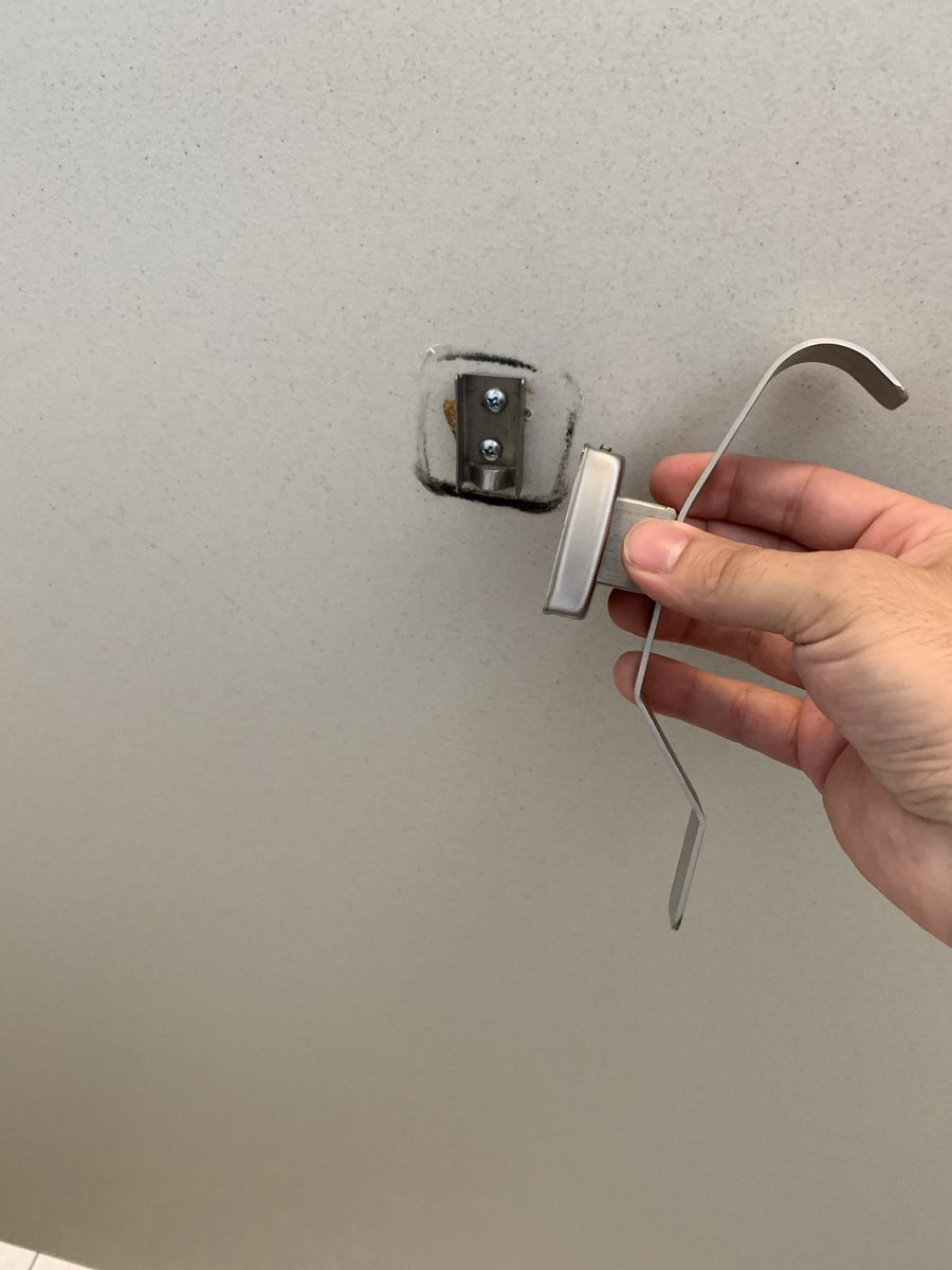 thirdbestdave's tweet photo. Vacation update 19:

Today at the beach, 2 and I were changing into bathing suits and 2 opened the stall just as I was completely pants-less. In a panic, I grabbed the door with force and ripped the handle off, opening it further while facing frontwards. 
#perseverate https://t.co/J23fhD1Tb1
