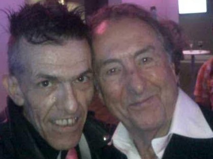 adiskype's tweet photo. @DYSONlife4real So~glad you are on~here always💓😀
#DontLetTheBastardsGrindYouDown🌈
*thread*
You~know I speak for @EricIdle too when I say we love💓ya' bébè without-or-with #makeup&amp;both 'sussed' #AnonymousTrolls 'lads'🤡cld poss #cyberbully&amp;know yer #commonsensical'nuff not to be-arsed,EV-ER!😀 https://t.co/IV239sWilQ