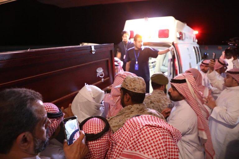 SaudiNews50's tweet photo. وصول جثمان الشهيد صقر إبراهيم العنزي إلى #طريف بعد استشهاده في الحد الجنوبي دفاعاً عن الدين والوطن.
.
#المملكة #الحدود_الشمالية
. https://t.co/03EcgZeMuR