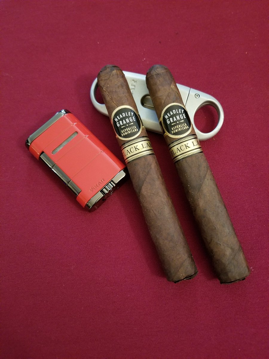 Mack280's tweet photo. Starting my weekend with my Cuz @shaunerickson5 with @TheCrownedHeads #HeadleyGrange #BlackLab #LE2018 @CigarChairman @chaseyerself @cigarweekly @Constan70997526 @JeffBOT @ValBradshaw @notbuncy @PistolCliff @RobbieM93927968 @RBKAHLove @SeattleCigars @Mike_W_Simpson @BobbyZ256 https://t.co/xPqBqg2X1x