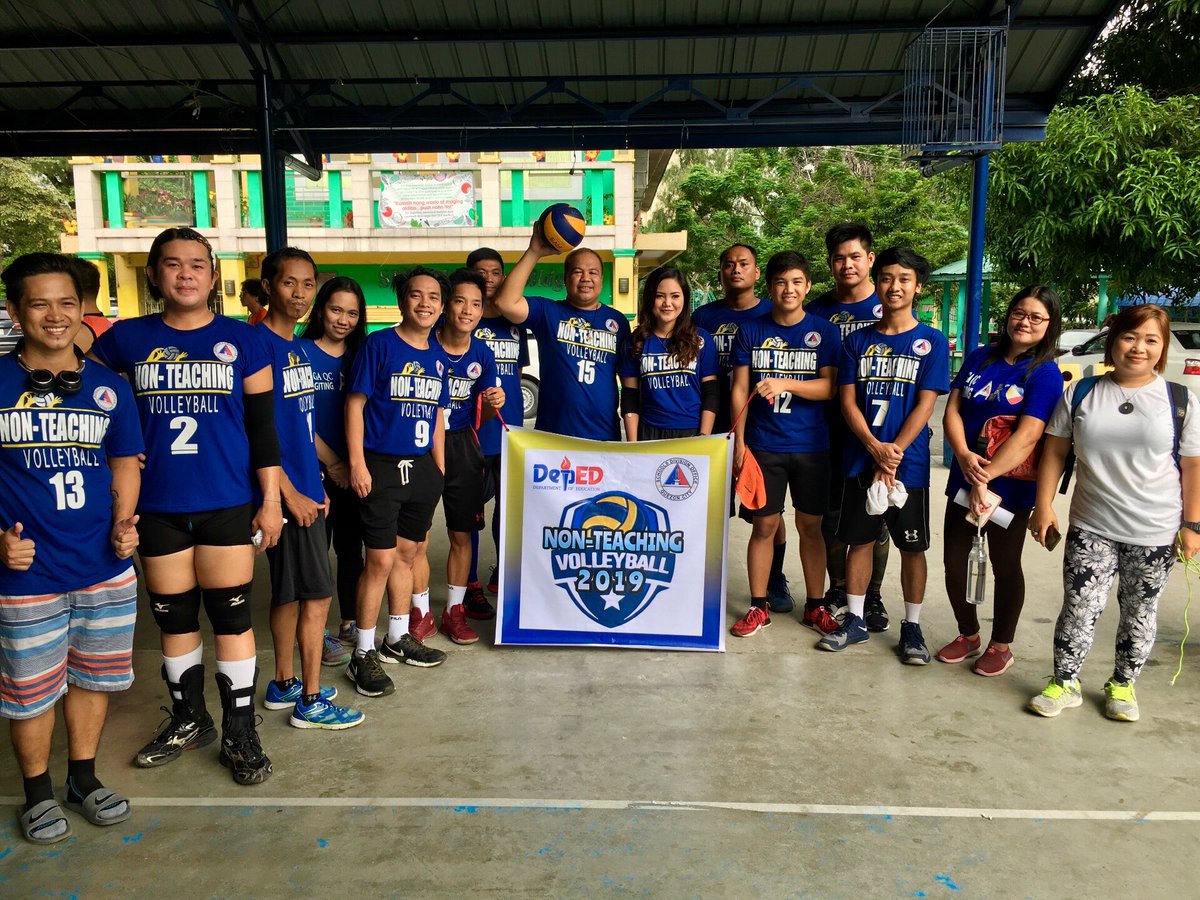 JommerDaniel1's tweet photo. DepEd SDO-QC 2019 Superintendents Volleyball League Opening Ceremony.
🤩🏐💪🏻😈💙🥰

#TeamNon-Teaching☝🏻 https://t.co/j9opMAYODe