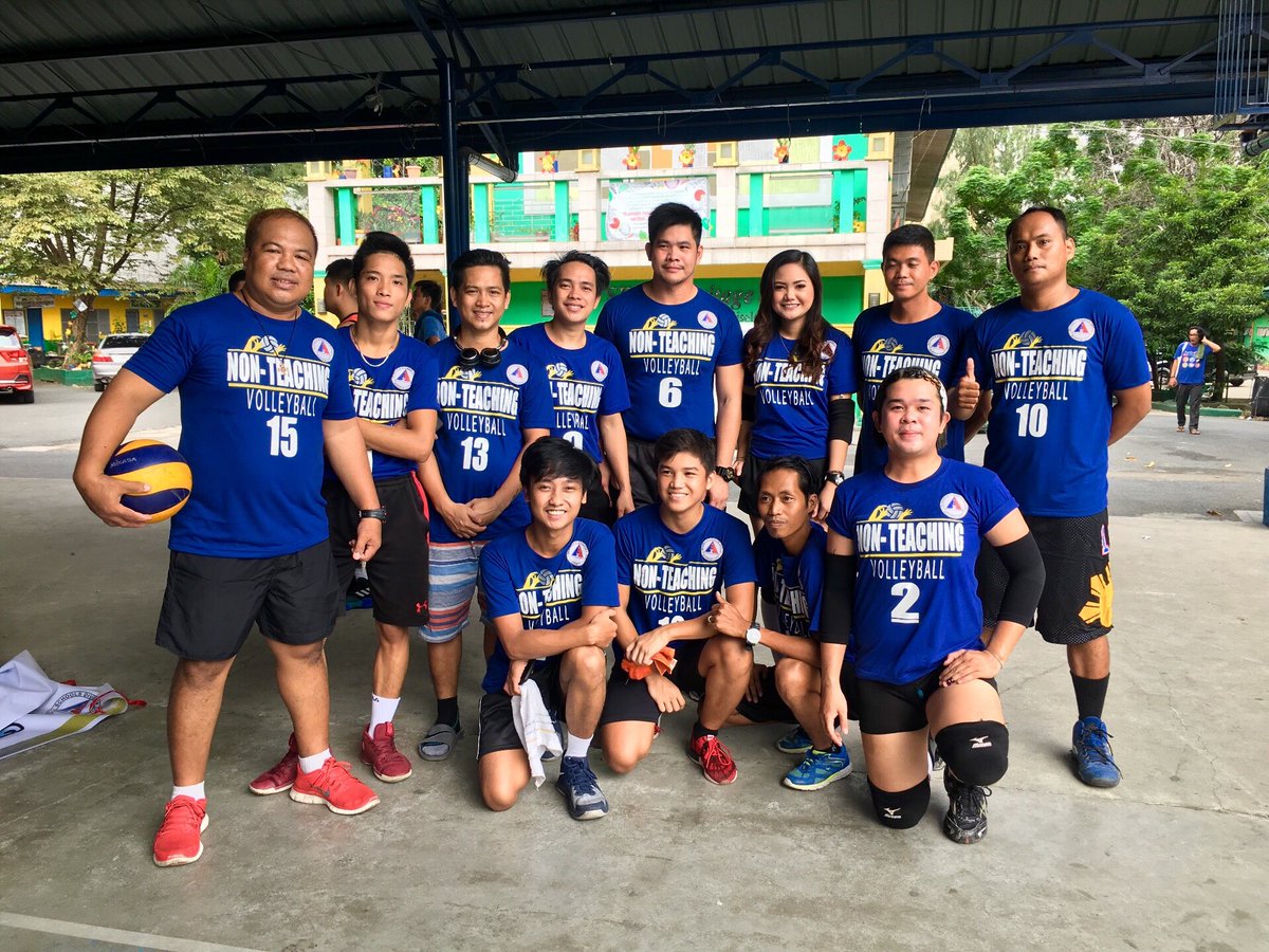 JommerDaniel1's tweet photo. DepEd SDO-QC 2019 Superintendents Volleyball League Opening Ceremony.
🤩🏐💪🏻😈💙🥰

#TeamNon-Teaching☝🏻 https://t.co/j9opMAYODe