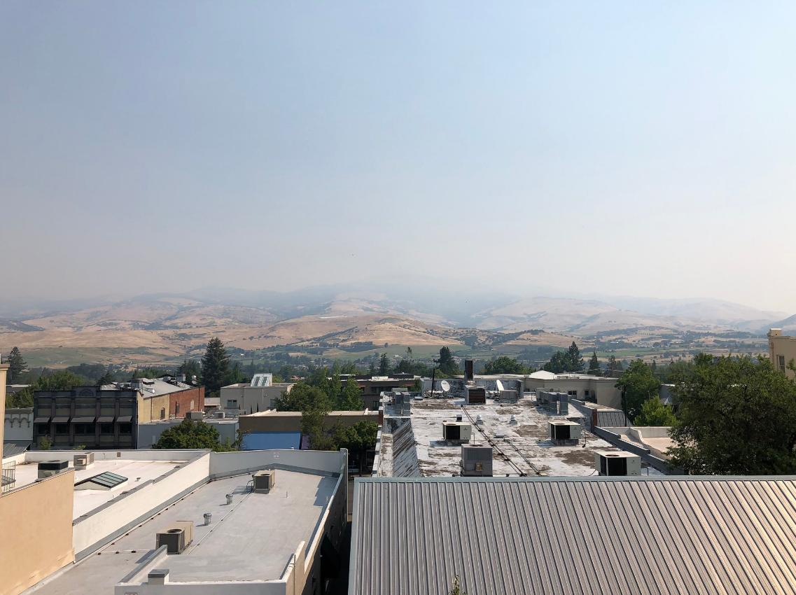 KTVL's tweet image. News 10's @AutumnKTVL took the first photo in Ashland at 11 a.m. Friday. 

The second photo is Ashland at 5:30 p.m. - same day. #MP97Fire #FireSeason