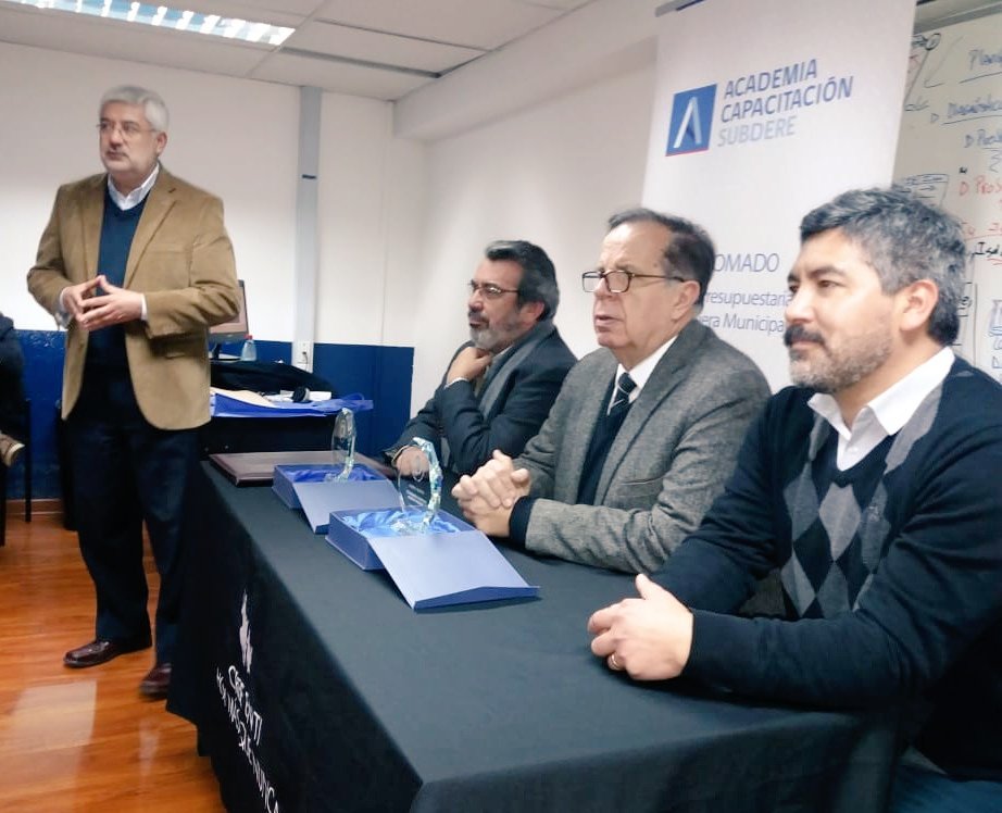 UMCERVANTES1's tweet photo. 👏✍Asi se desarrolló la Firma de Convenio, entre la #UMCervantes y la Federacion de Trabajadores Municipales de Chile (FENTRAMUCH), con la presencia del Rector de la #UMC Gutenberg Martínez Ocamica, Gonzalo Duarte Director del IDEC y Fabián Caballero, Presidente del #Fentramuch https://t.co/qgsdsZNXJW