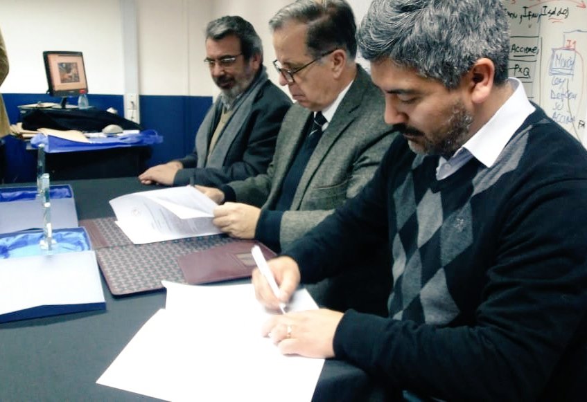 UMCERVANTES1's tweet photo. 👏✍Asi se desarrolló la Firma de Convenio, entre la #UMCervantes y la Federacion de Trabajadores Municipales de Chile (FENTRAMUCH), con la presencia del Rector de la #UMC Gutenberg Martínez Ocamica, Gonzalo Duarte Director del IDEC y Fabián Caballero, Presidente del #Fentramuch https://t.co/qgsdsZNXJW