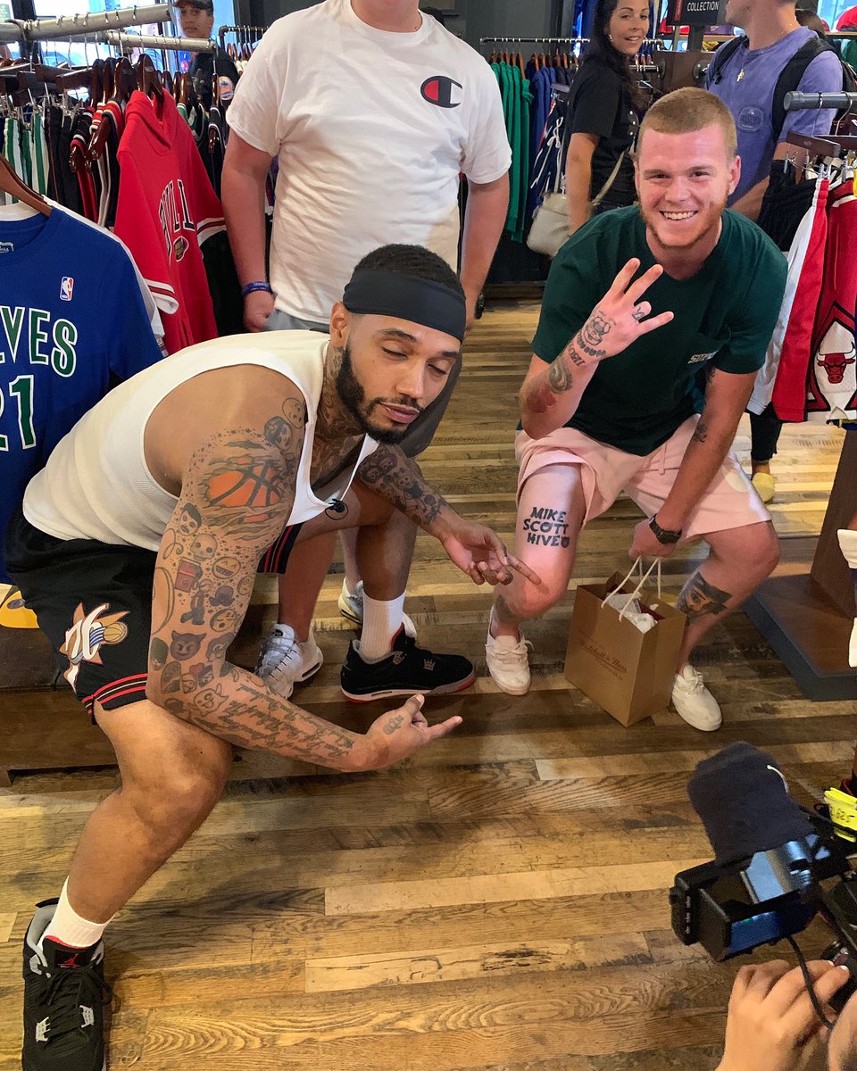 ginJER_breadman's tweet photo. WHOLE LOTTA GANG SHIT @mikescott 🐝👿💪🏼 https://t.co/q17hCzkk5a