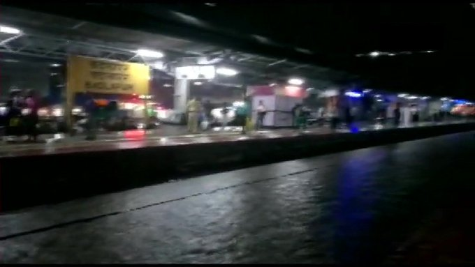 News9Tweets's tweet photo. #BIGNEWS: More than 700 passengers travelling in #MahalaxmiExpress stranded between #Badlapur & #Wangani due to incessant rains. #NDRF personnel is engaged in rescue operations at the spot.
#Maharashtra #Rains https://t.co/WCDTVK4gFf