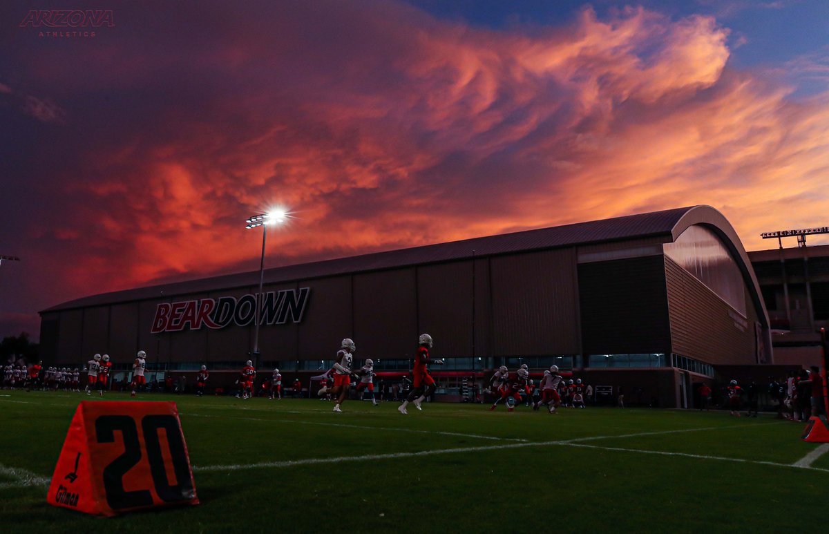 wildcatphotog's tweet image. Tucson put on a sky show to welcome back @ArizonaFBall

#monsoon #ArizonaWildcats #BacktheA