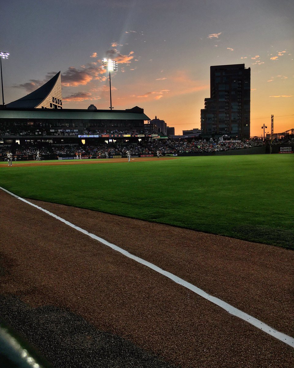 BourbonLens's tweet photo. One of my favorite views in the city. @LouisvilleBats #batsboard #batspawpatrol #batsbaseball #louisville #louisvillesluggerfield https://t.co/gdhMqcA8Te