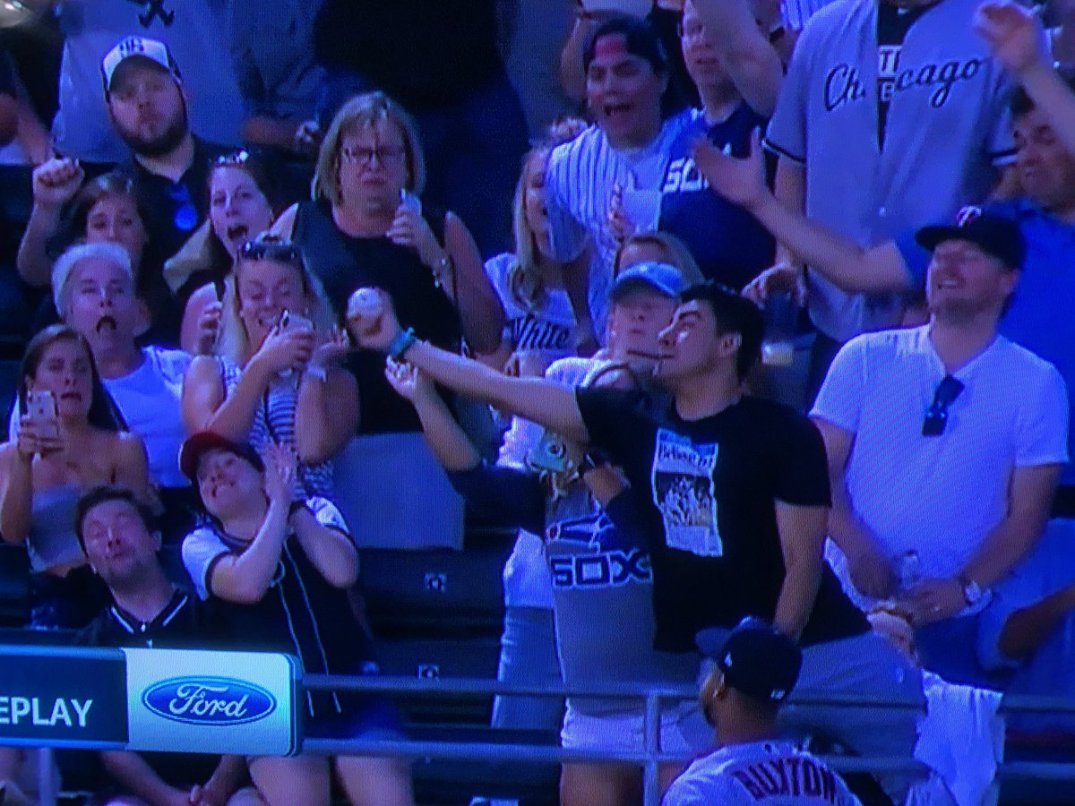 Michael_Chiaro's tweet image. Incredible snag by the fan on @ManofSteal_15’s homerun during the @whitesox game. Even more impressive given the fact that he is blowing fat clouds. Watch out @TomScibelli #juul #vapegod