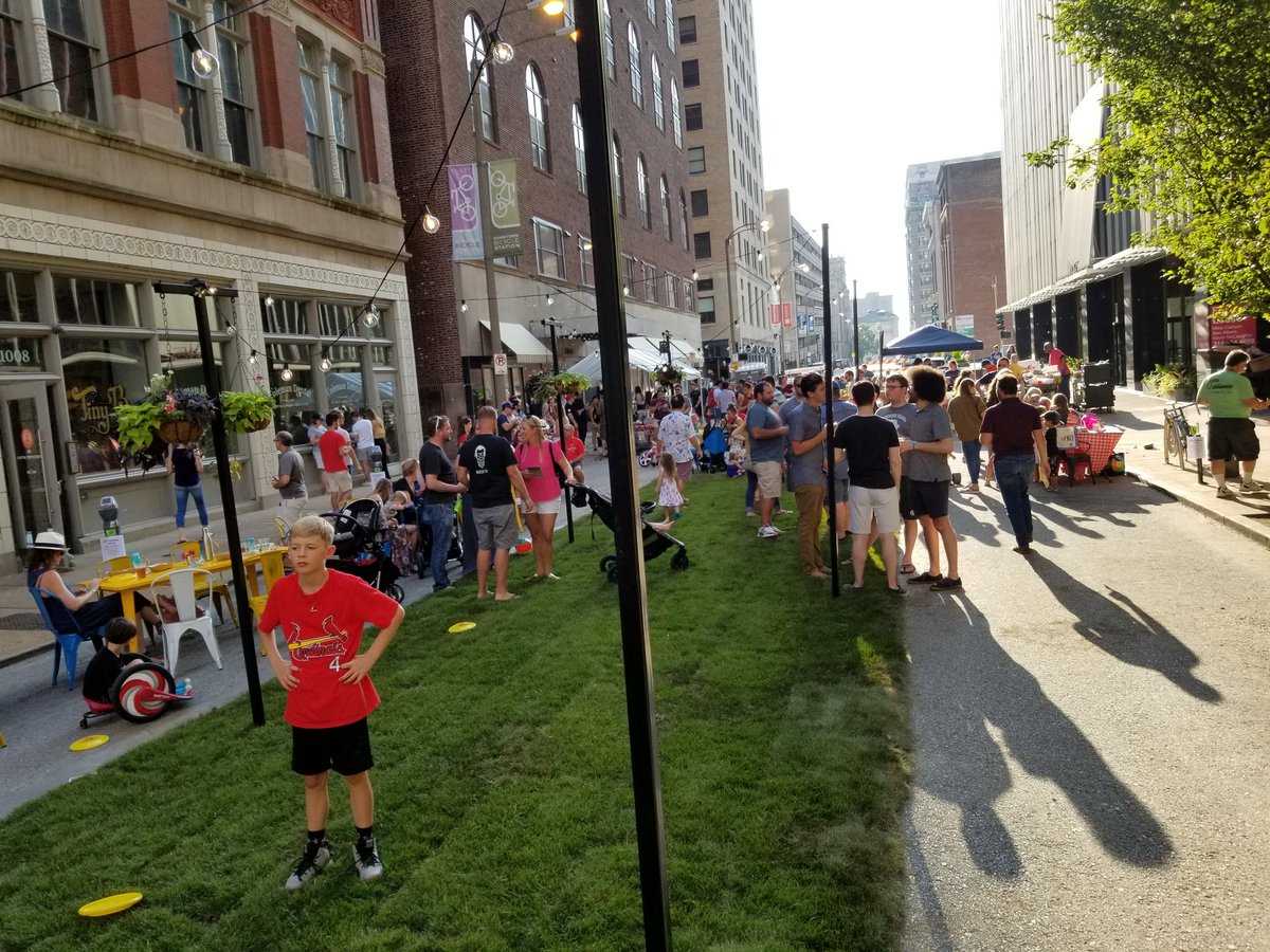 Axemestl's tweet photo. @stlbeerweek @brewerspicnic Great time at the picnic drinking a great mix of beers. Great way to kick  off #craftbeer week    #drinklocal https://t.co/lzXqxSHzc7