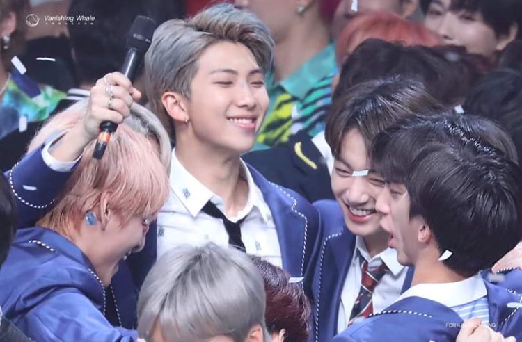 JOONIE3000's tweet photo. El cariño con el que namjoon mira y cuida a los tannies es inigualable, namjoon eres el mejor lider que puede existir, sin ti, ni ninguno de los cabros, podria existir @BTS_twt 💜🥺 #BTSChileIsYourWings https://t.co/EmJB3kKeYc