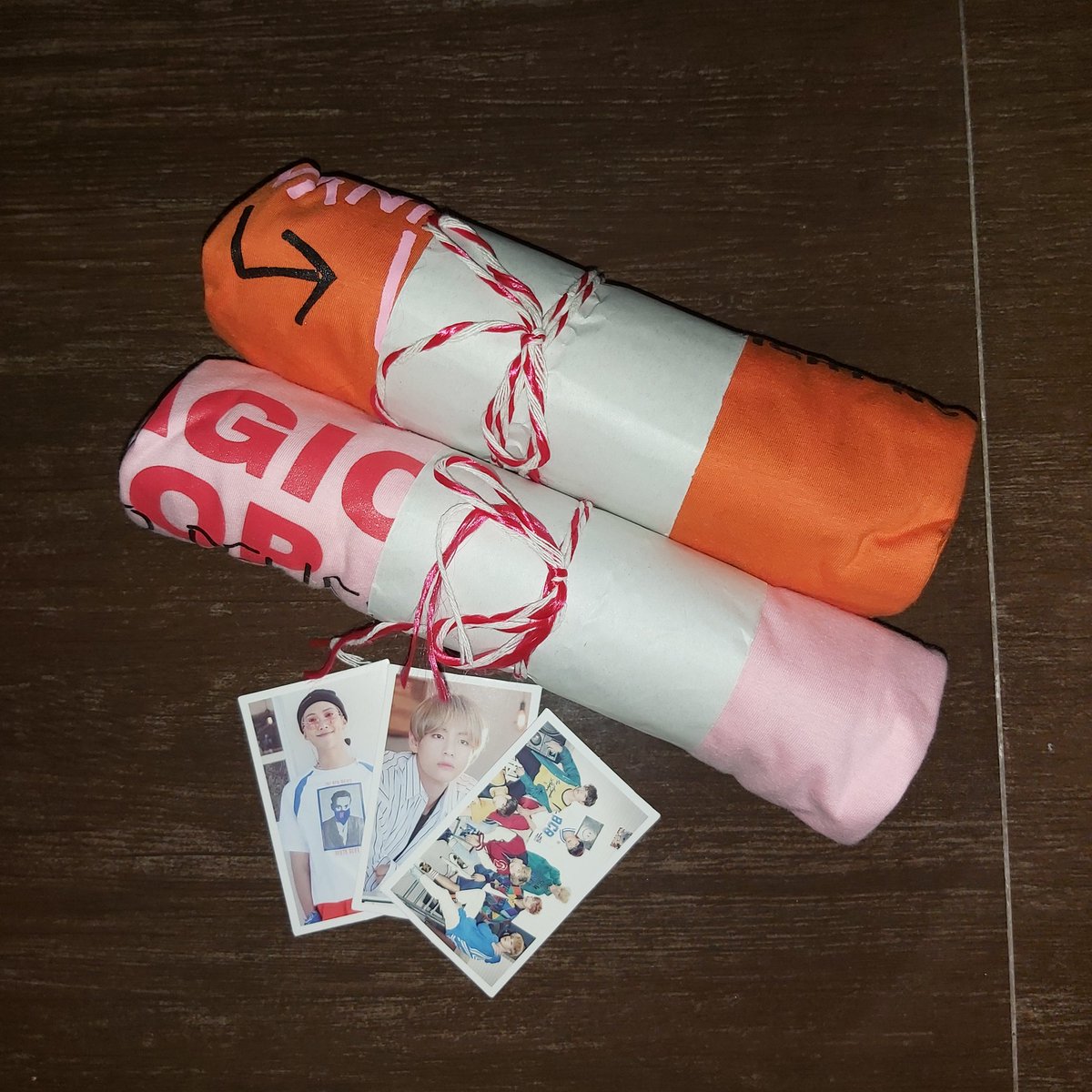 _RNJMN's tweet photo. Got my package yesterday! Aaaaaa its so beautiful π thank you for making this shirts and thank you for the effort and time you put in @_afriendofurs ππ and also thank you @OHSEOULPH for making this GO huhuhu π #OHSLFeedbacks https://t.co/SL6Oa7zEkl