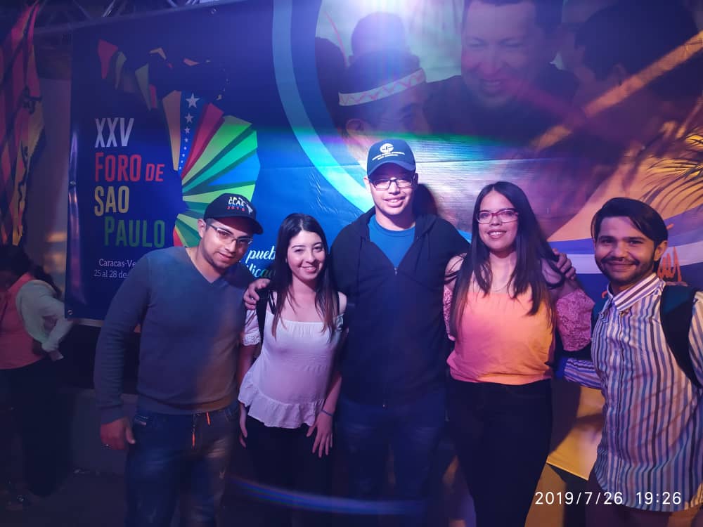 unesrfcu2017's tweet photo. #PendienteVenezuela Nuestra delegacion ueserrista dice presente en el XXV Foro Sao Paulo Venezuela 2019, hoy mas que nunca levantamos las banderas de nuestros lideres históricos, por una America Latina Unidos! Viva Bolivar! Viva Chavez! Nosotros Venceremos!!!
@hugbelpsuv https://t.co/EqhOoSrVuO